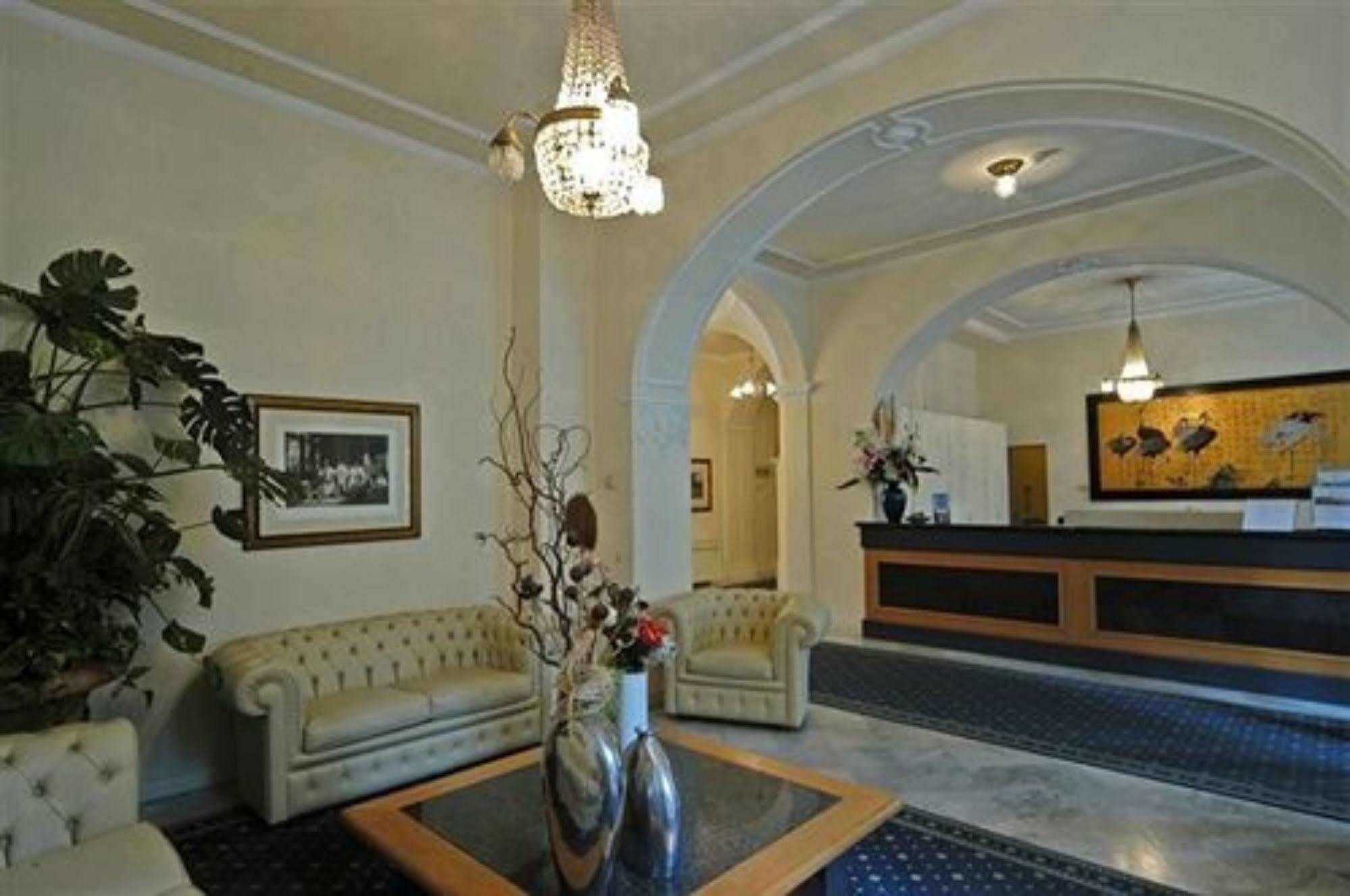 Grand Hotel เมนาจโจ ภายนอก รูปภาพ
